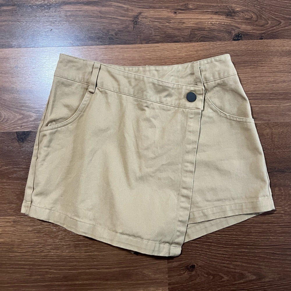 ✨ Princess Polly Button Mini Skort – Beige/Camel ✨